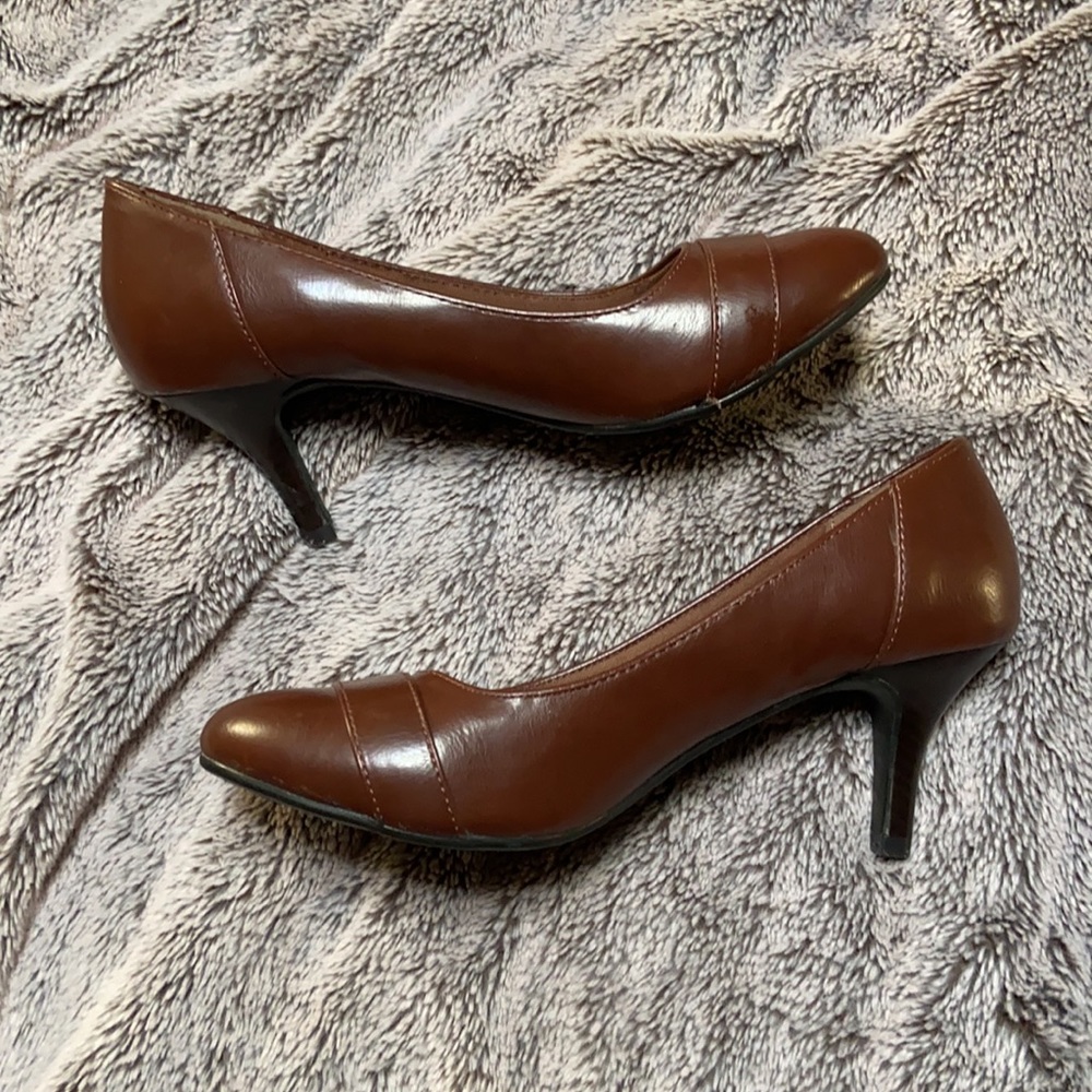 Sophisticated Brown Mini Heels with gold buckle - Picture 5 of 7